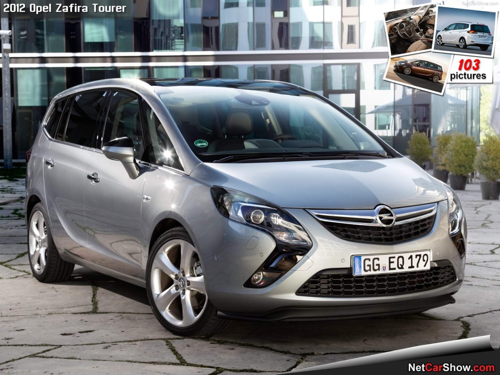 Автомобиль Opel Zafira на дороге
