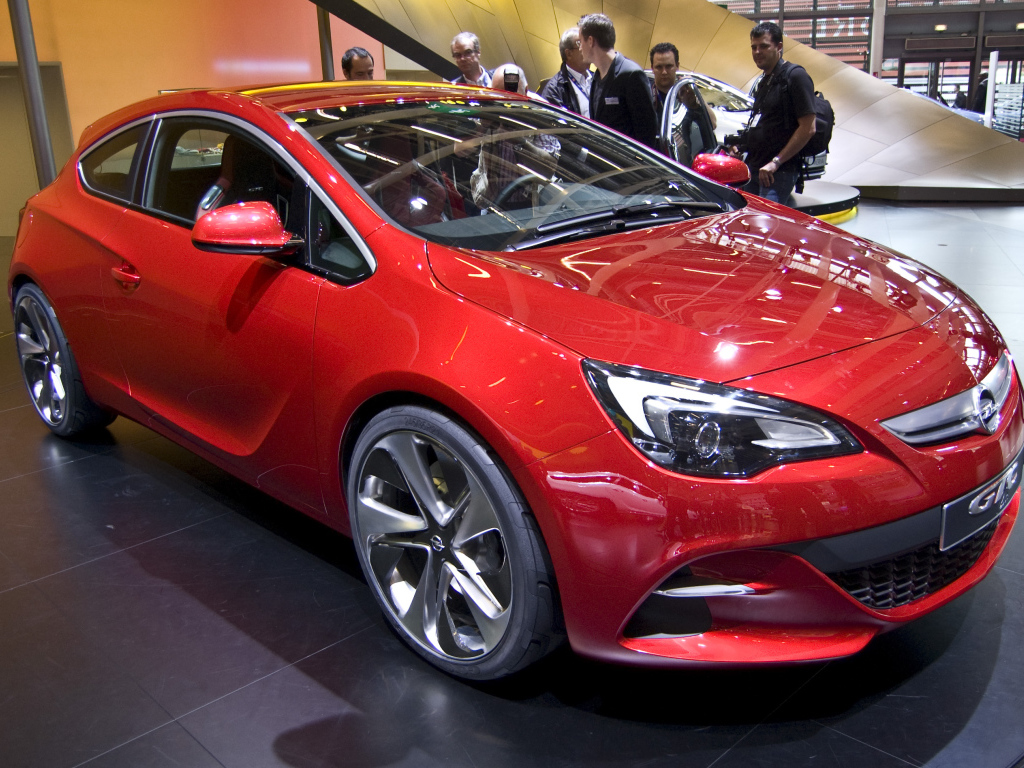 Надежная машина Opel Astra GTC 2014