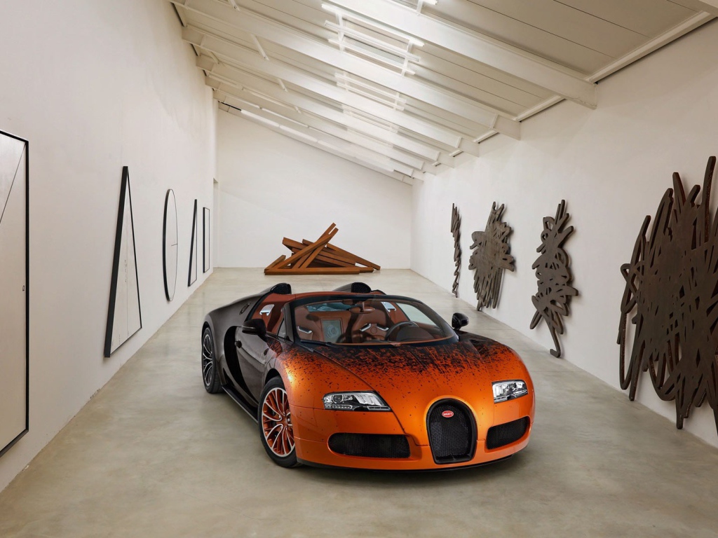 Автомобиль в галерее