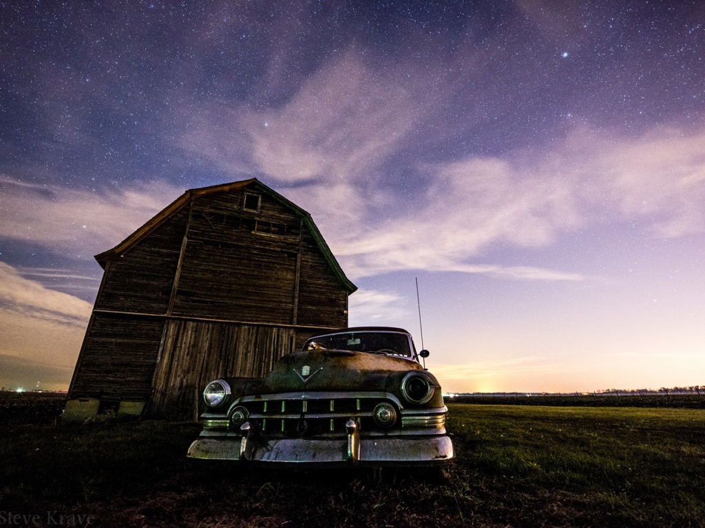 Старый автомобиль у старого дома