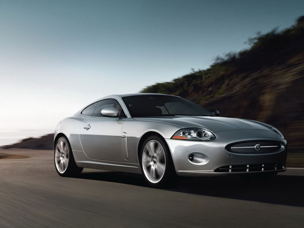 Серебристый автомобиль на дороге