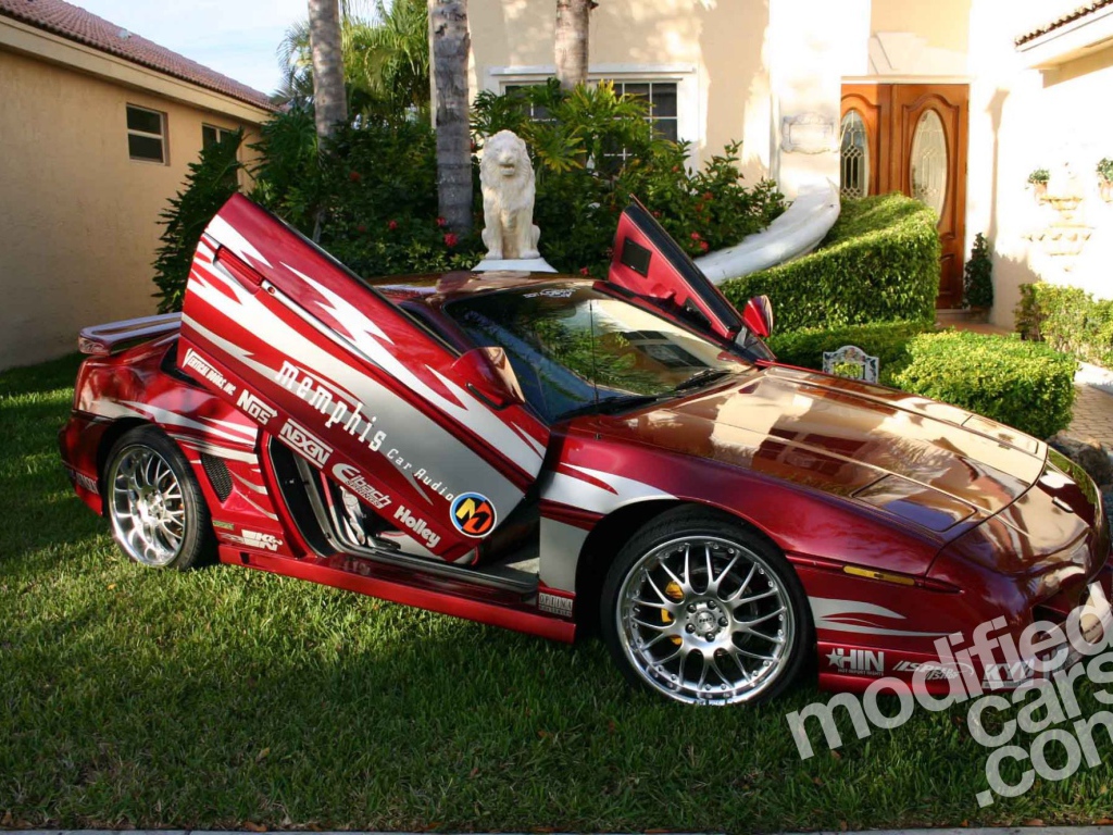 Красивый автомобиль Pontiac Fiero