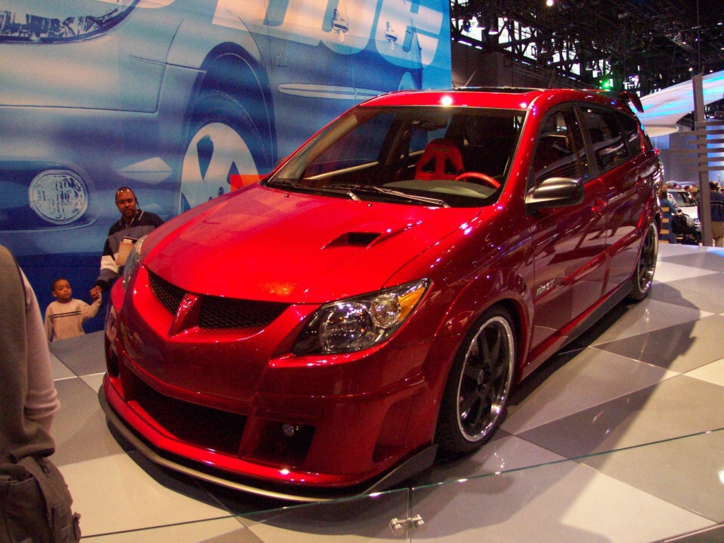 Красивый автомобиль Pontiac Vibe в Москве