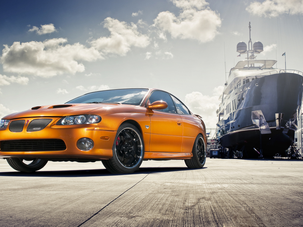 Автомобиль Pontiac GTO на дороге