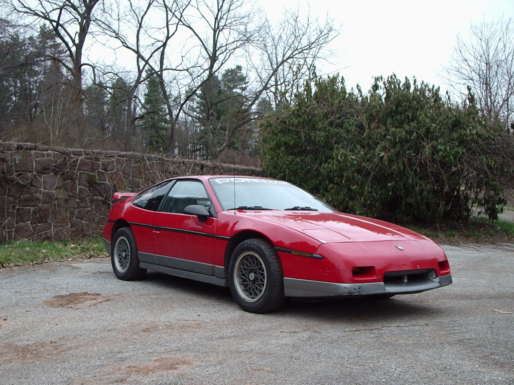Надежный автомобиль Pontiac Fiero