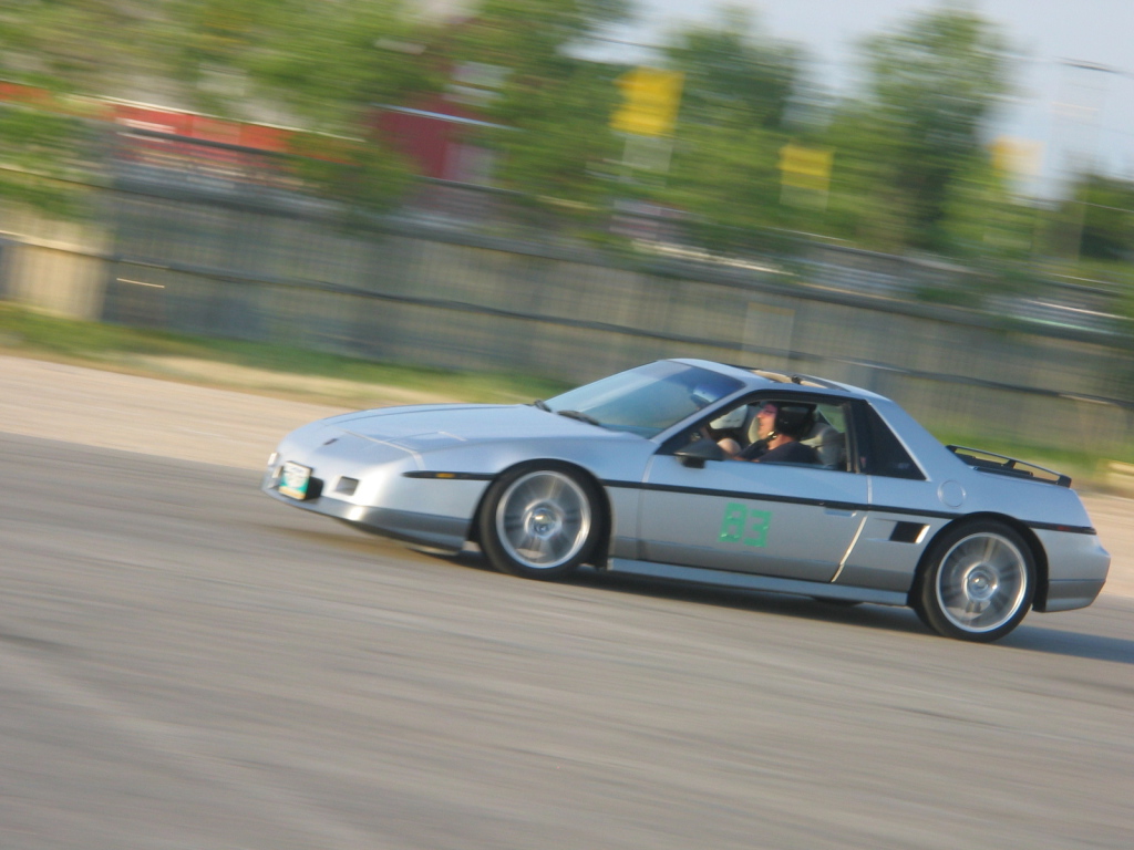 Тест драйв автомобиля Pontiac Fiero