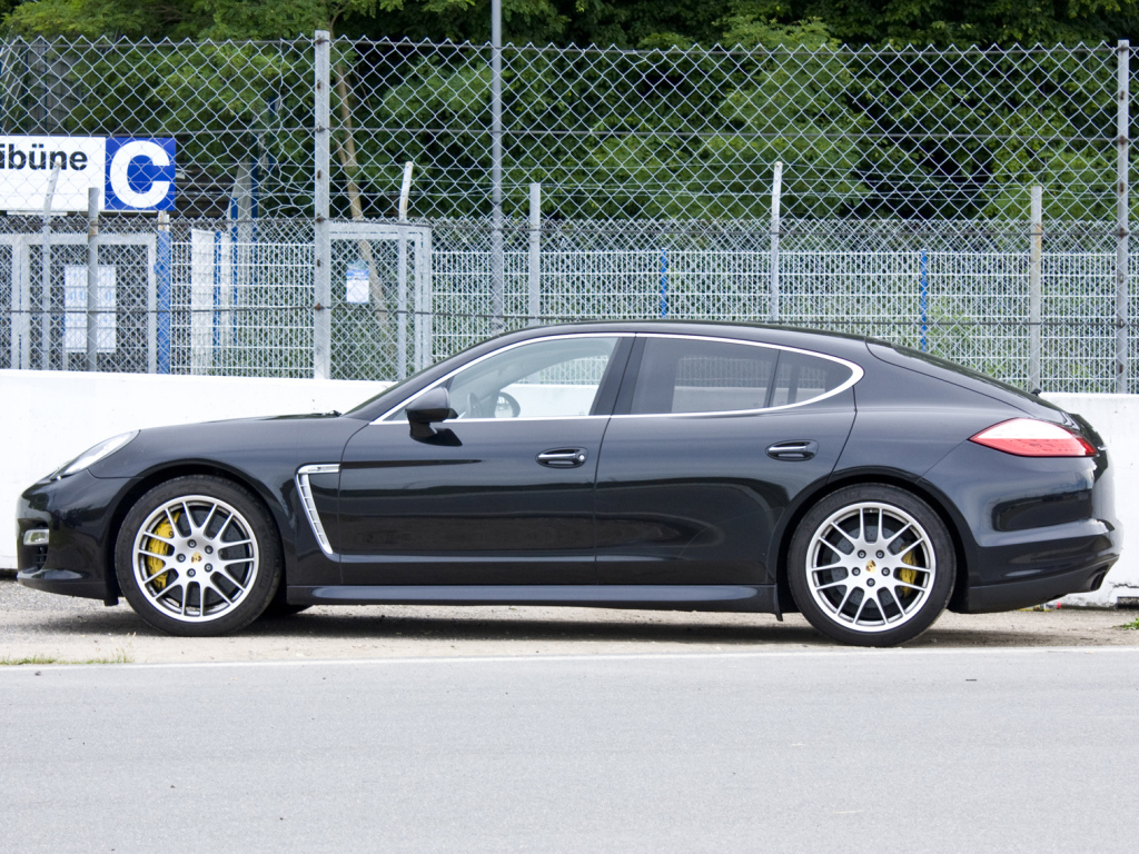 Черный Porsche Panamera