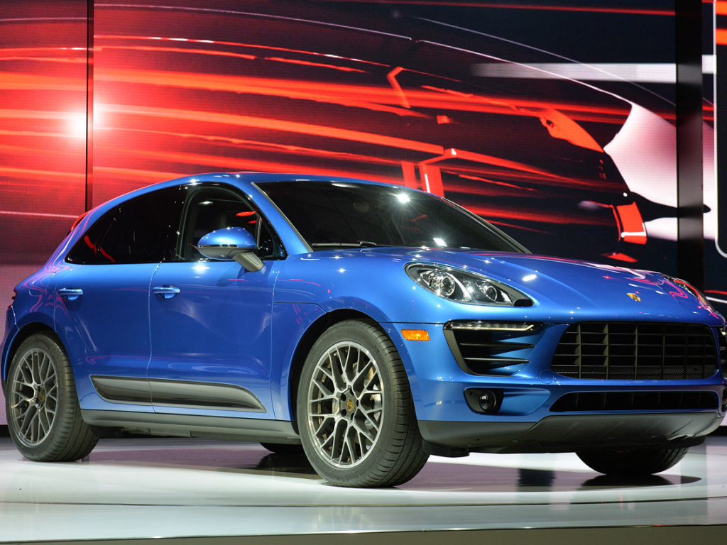 Голубой Porsche Macan