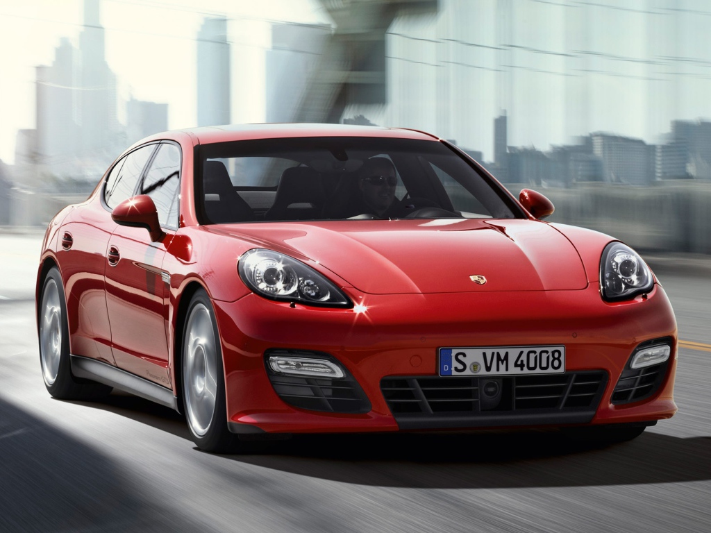 Красный Porsche Panamera