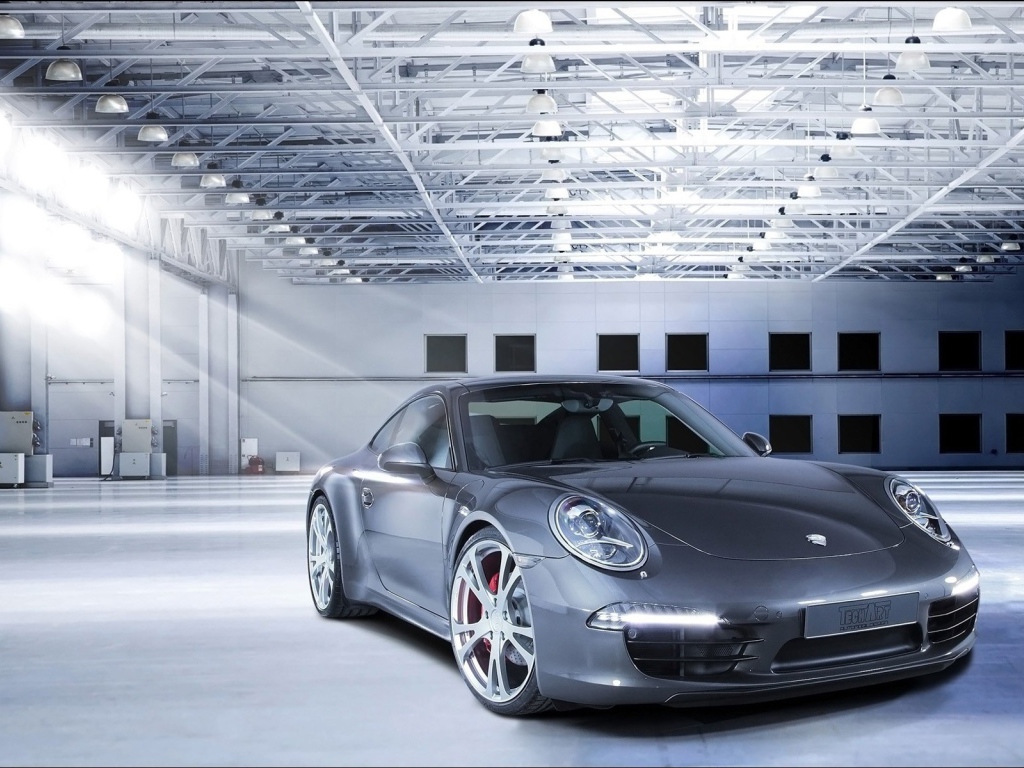Серебристый автомобиль Порш