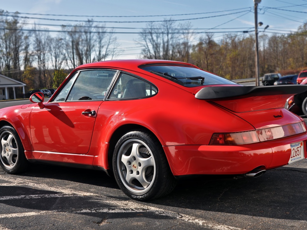 Спортивный красный порш