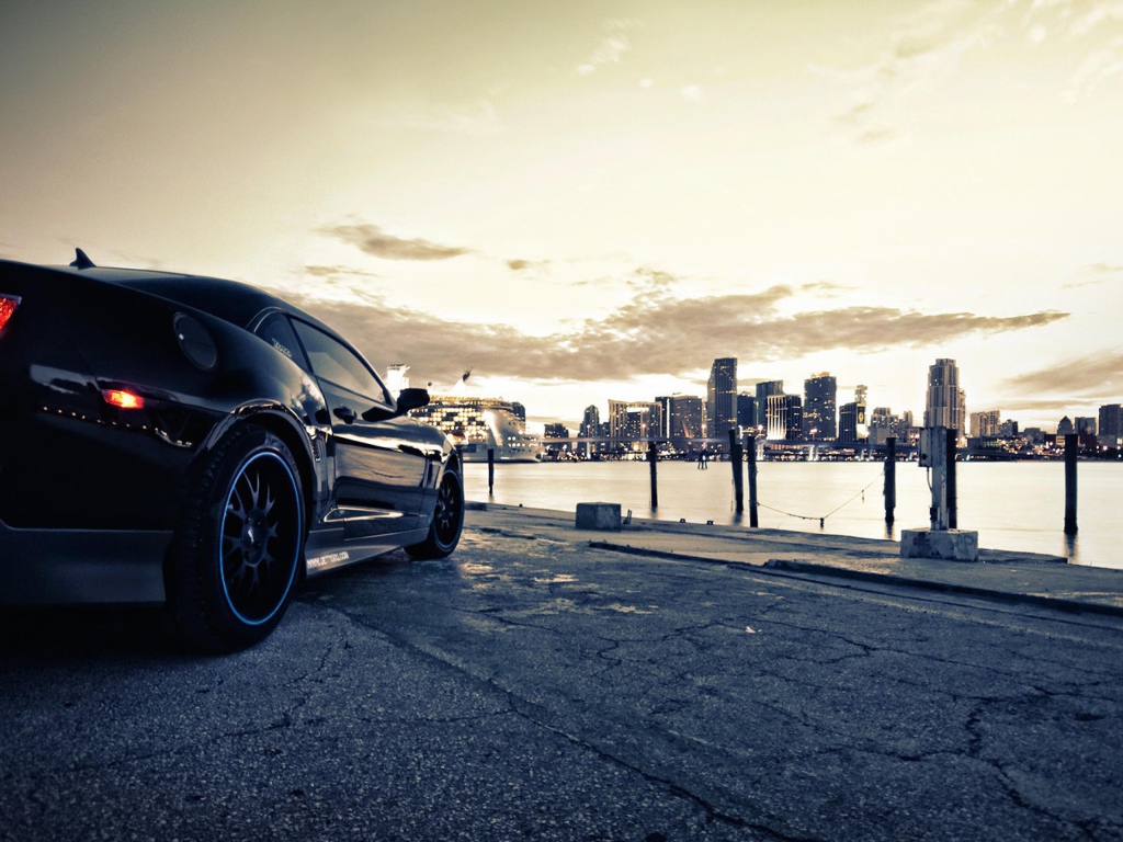 Спортивный автомобиль на фоне города