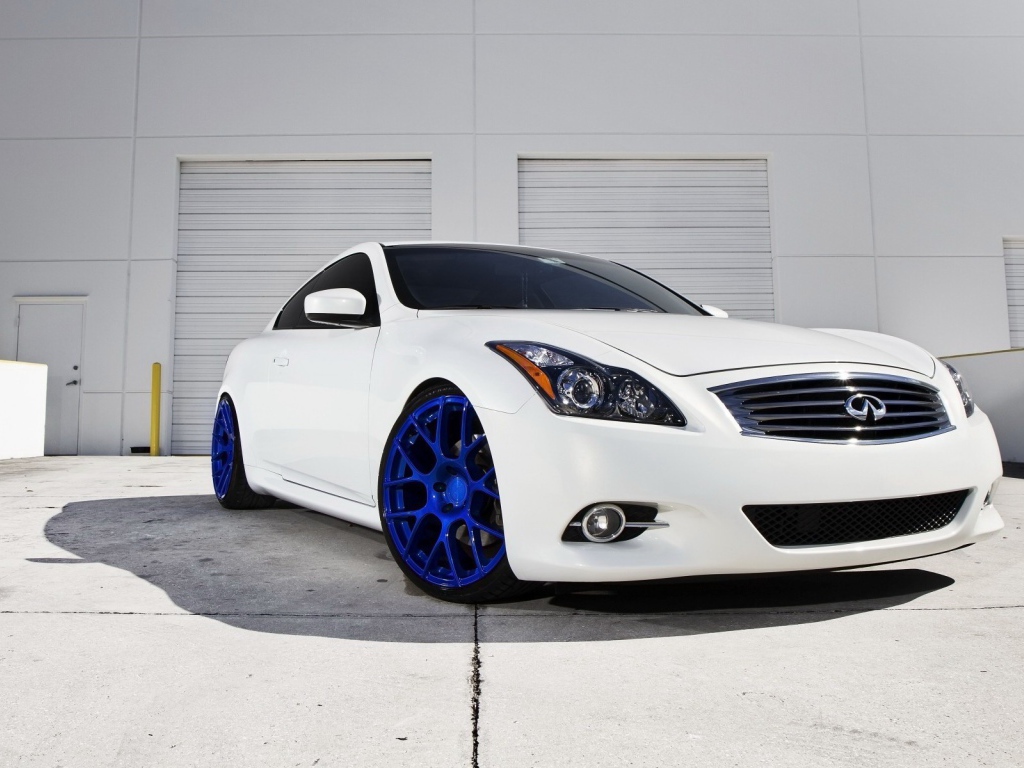 Белый автомобиль с синими колесами