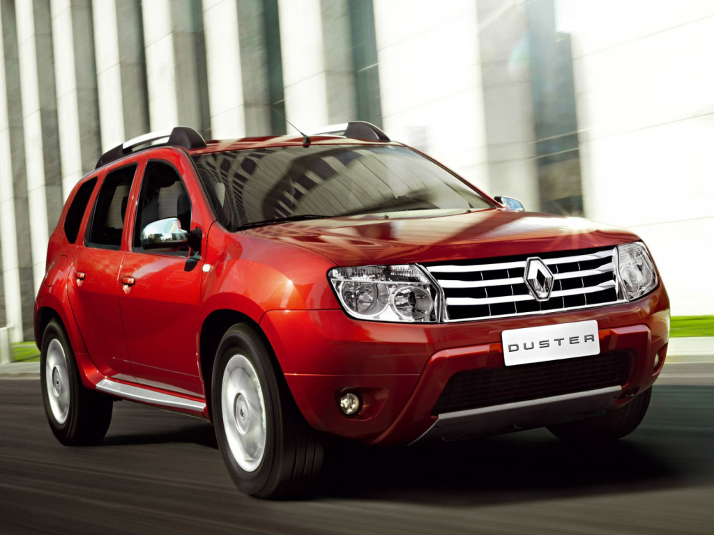 Автомобиль Renault Duster на дороге