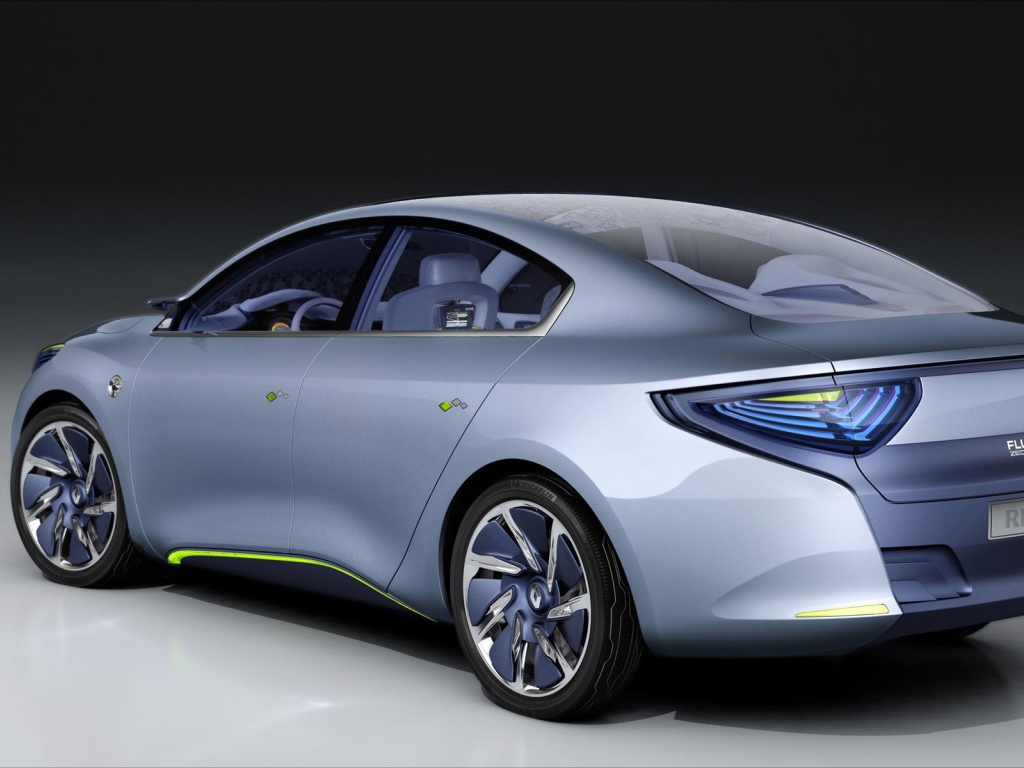 Автомобиль Ренаульт Fluence на дороге