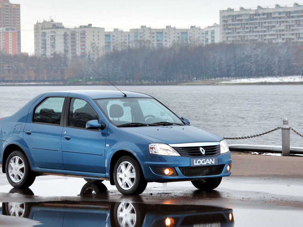 Автомобиль Ренаульт Logan на дороге