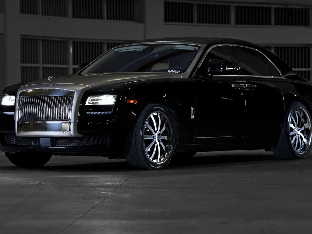Автомобиль Rolls Royce Ghost на дороге