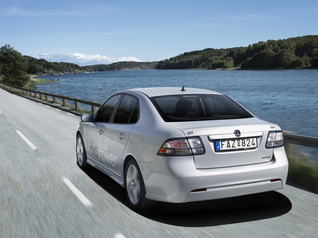 Автомобиль Saab 9-3 на дороге