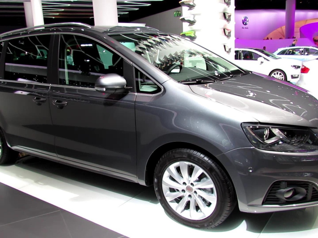 Красивый автомобиль Seat Alhambra в Москве