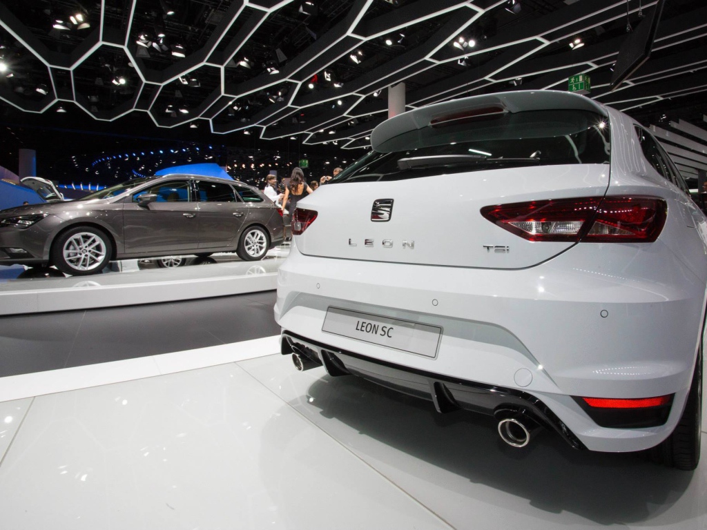 Автомобиль Seat Leon Cupra 2014 на дороге 