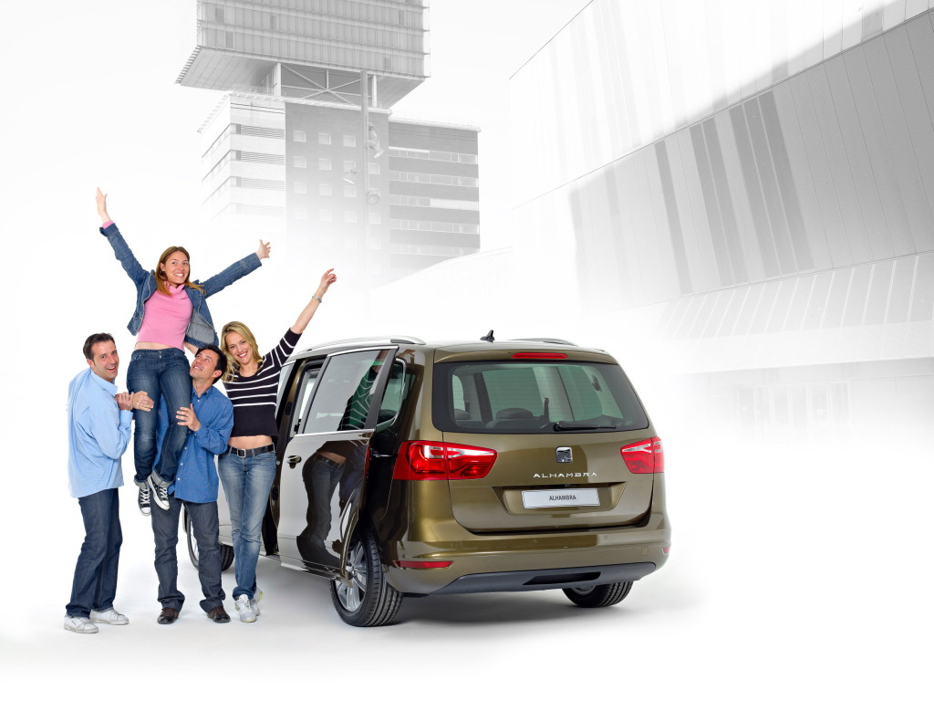 Автомобиль Seat Alhambra на дороге