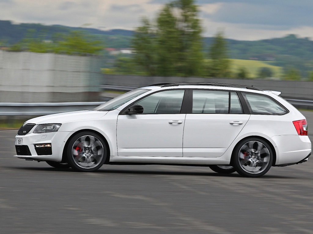 Красивый автомобиль Skoda Octavia 2013