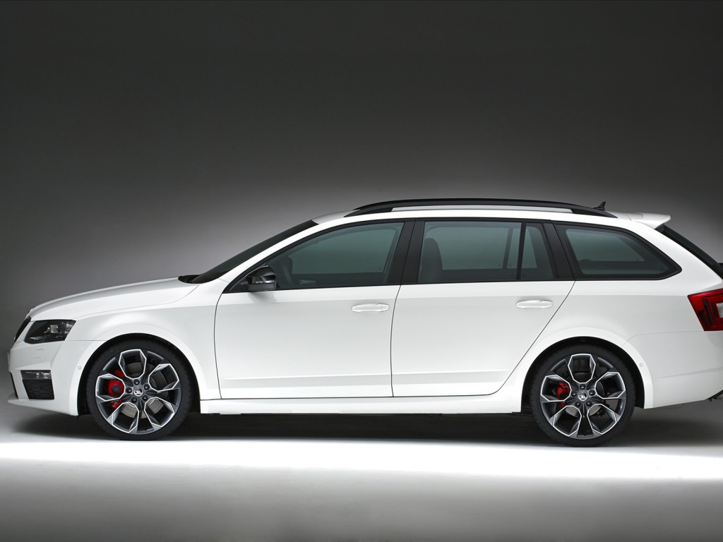 Красивый автомобиль Skoda Octavia 2014