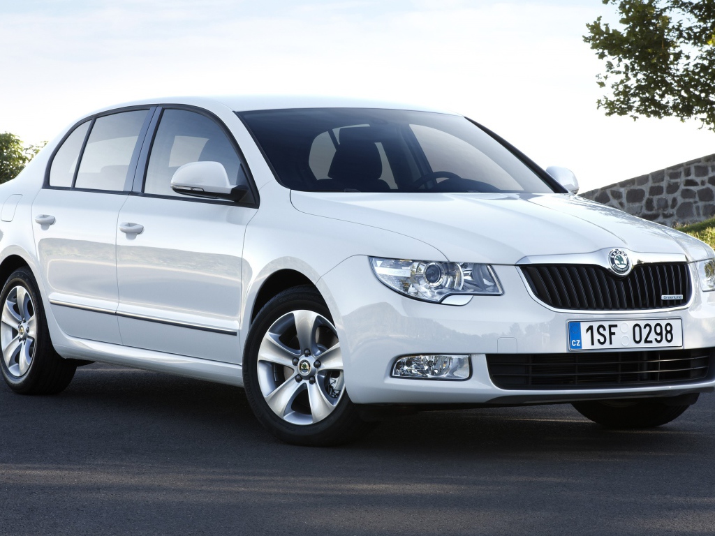 Красивый автомобиль Skoda Octavia Scout 2014