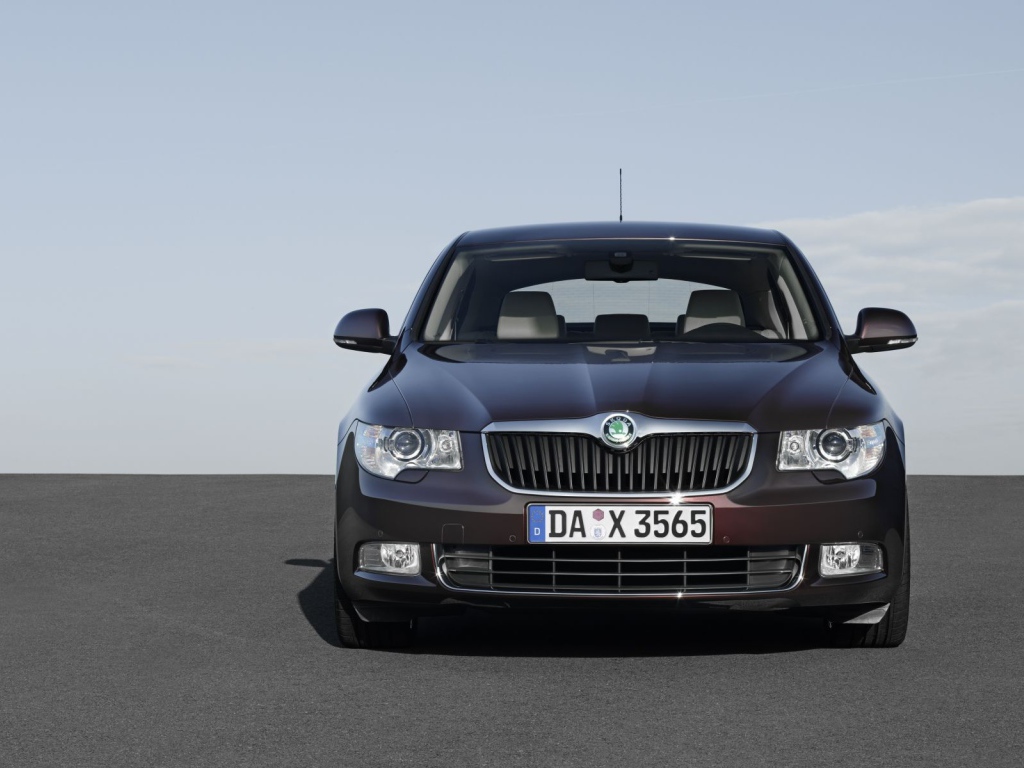 Автомобиль марки Skoda модели SuperB