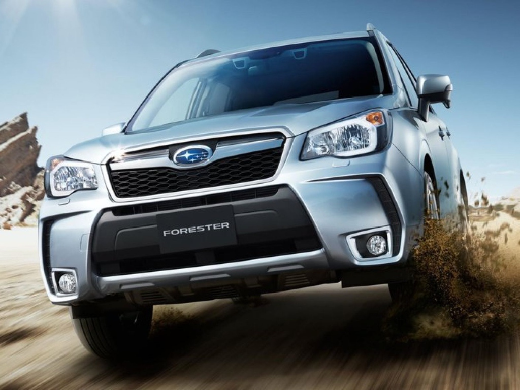 Автомобиль Subaru Forester 2013 на дороге