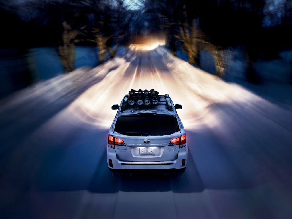 Красивый автомобиль Subaru Outback в Москве