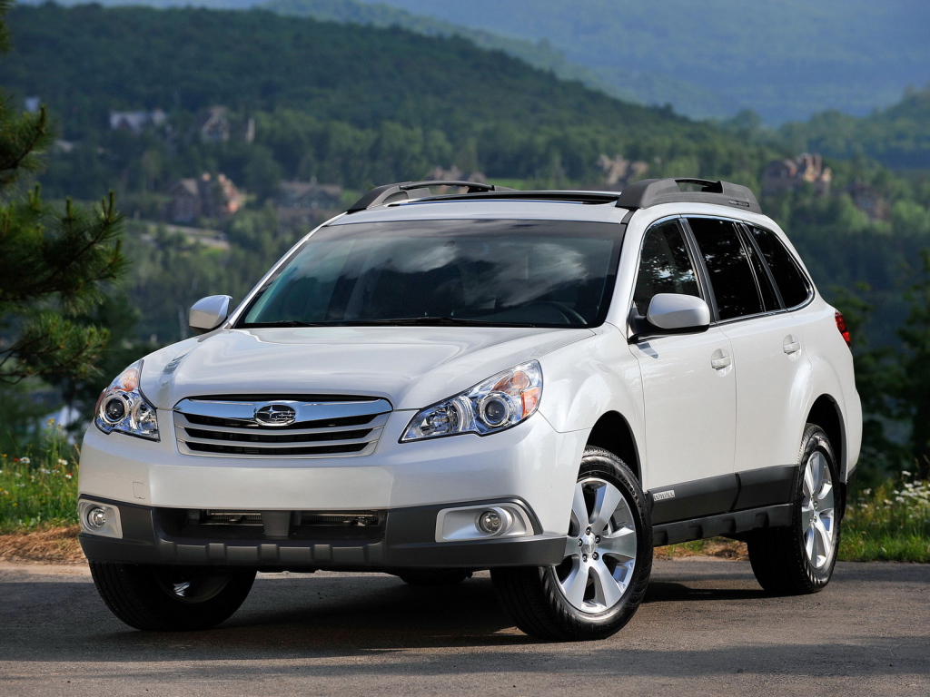 Автомобиль Subaru Outback на дороге
