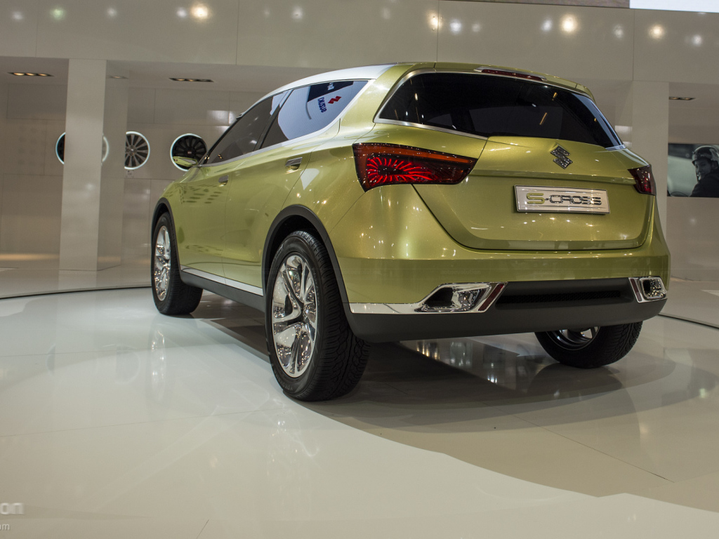 Красивый автомобиль Suzuki S-Cross 2014 в Москве