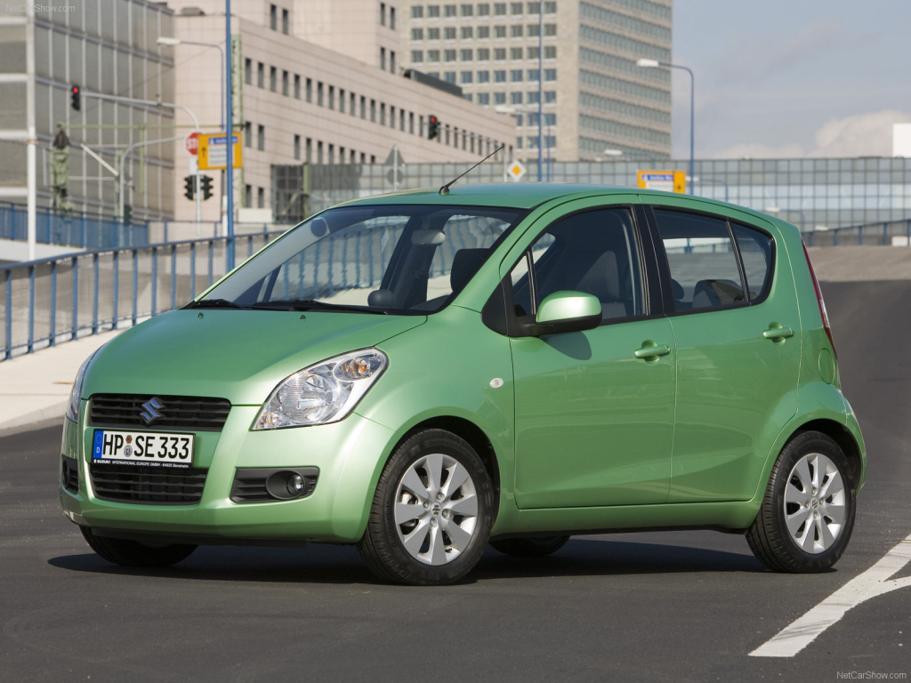 Автомобиль Suzuki Splash на дороге