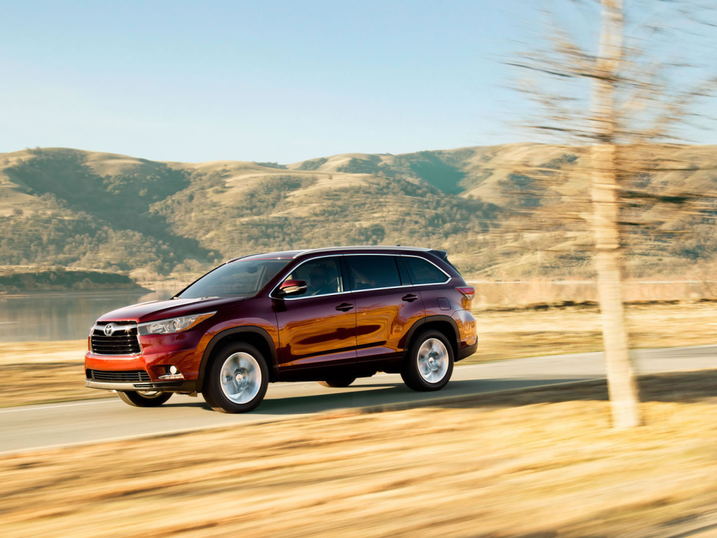 Красивый автомобиль Toyota Highlander 2014