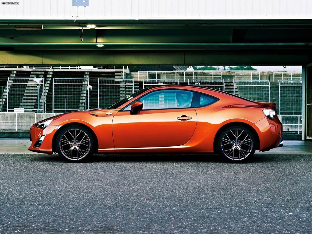 Красивый автомобиль Toyota Avensis 2013