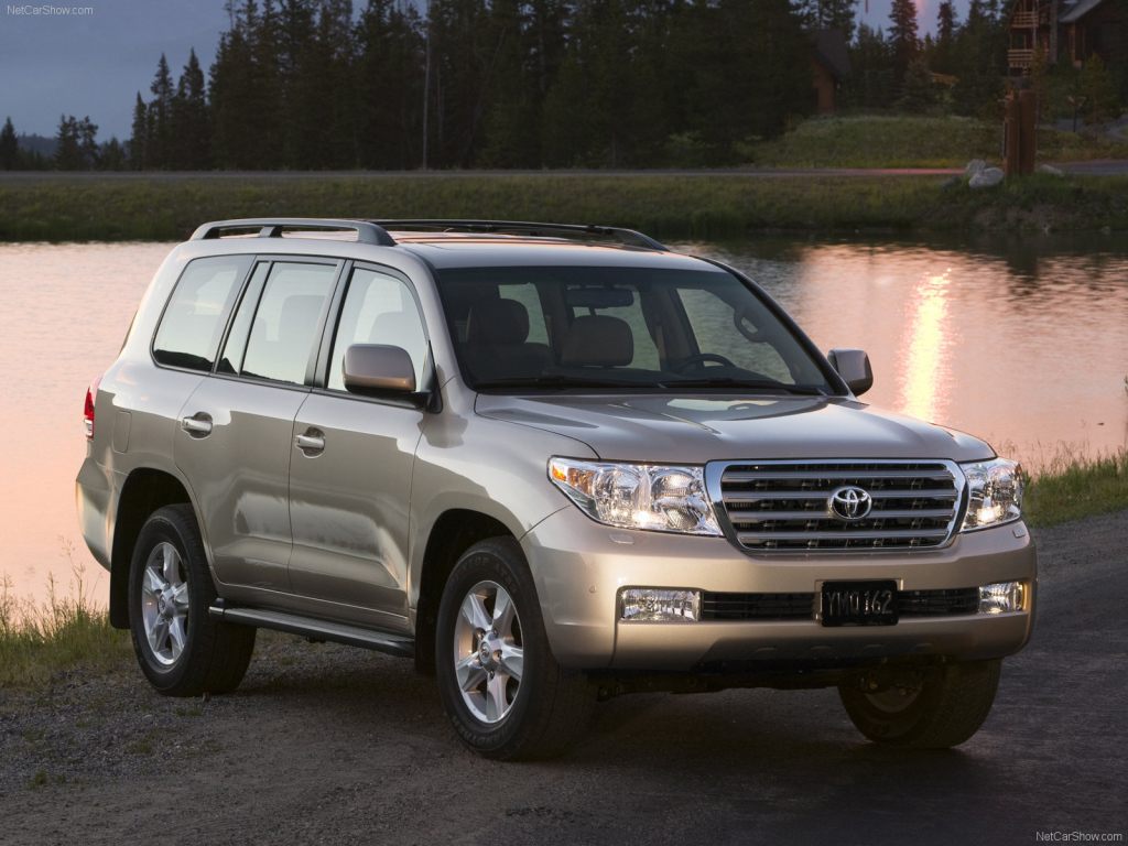 Красивый автомобиль Toyota Land Cruiser 200 в Москве
