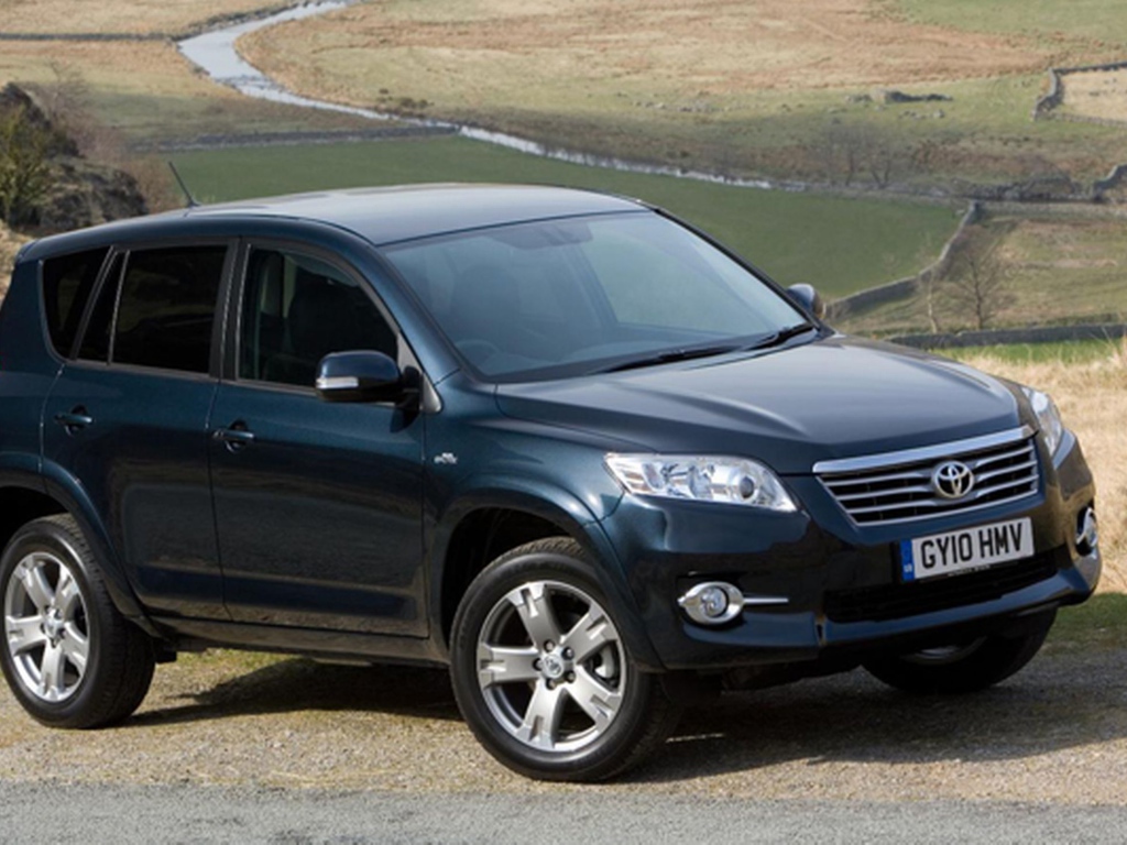 Красивый автомобиль Toyota RAV4 в Москве