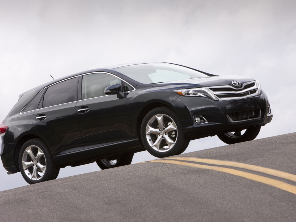 Красивый автомобиль Toyota Venza