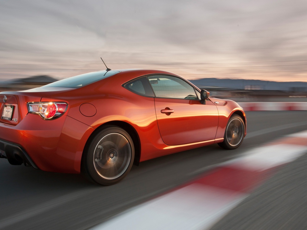 Спортивная Тойота на дороге