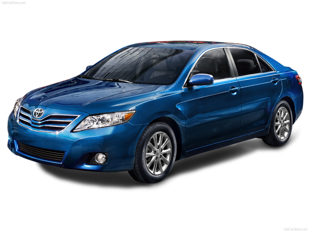 Автомобиль Toyota Camry на дороге