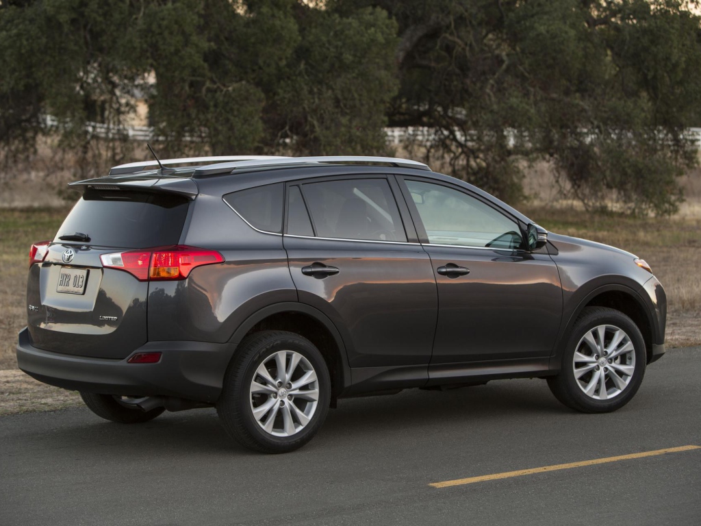 Автомобиль Toyota RAV4 на дороге