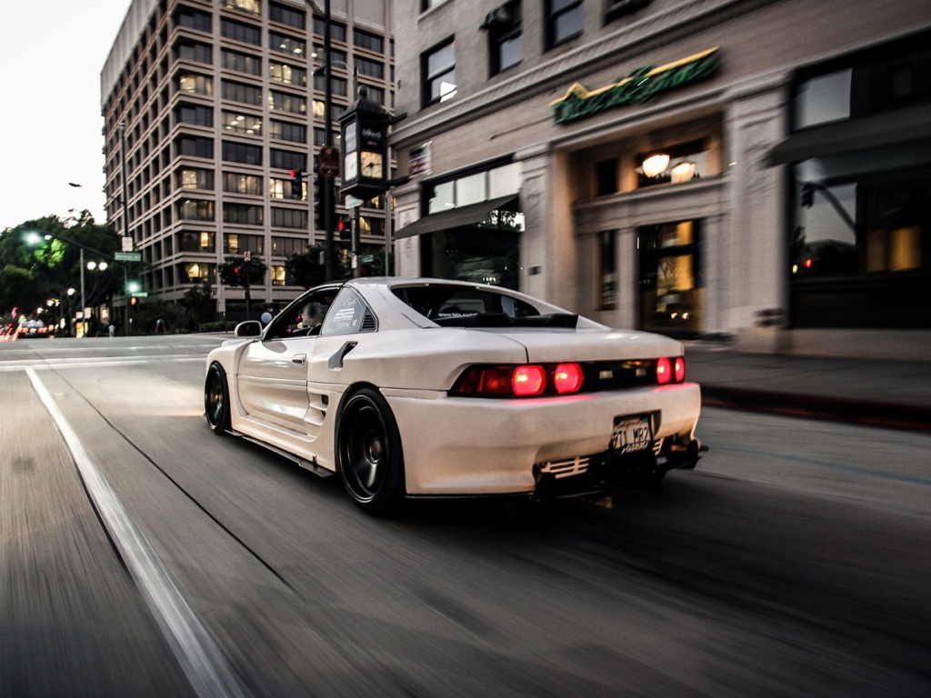 Тойота на улице города