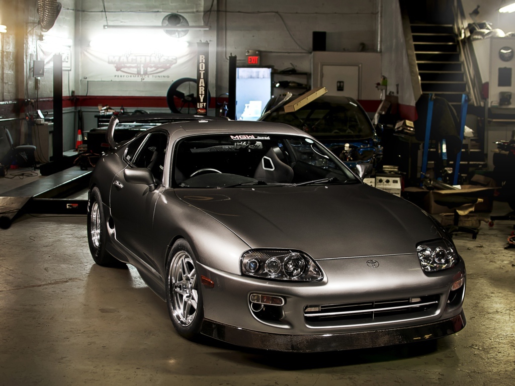 Серая тойота в сервисе