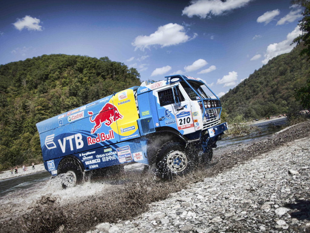 Камаз на трассе Париж-Дакар