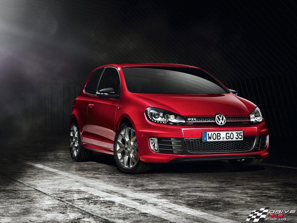 Красивый автомобиль Golf GTI 2014 года в Москве