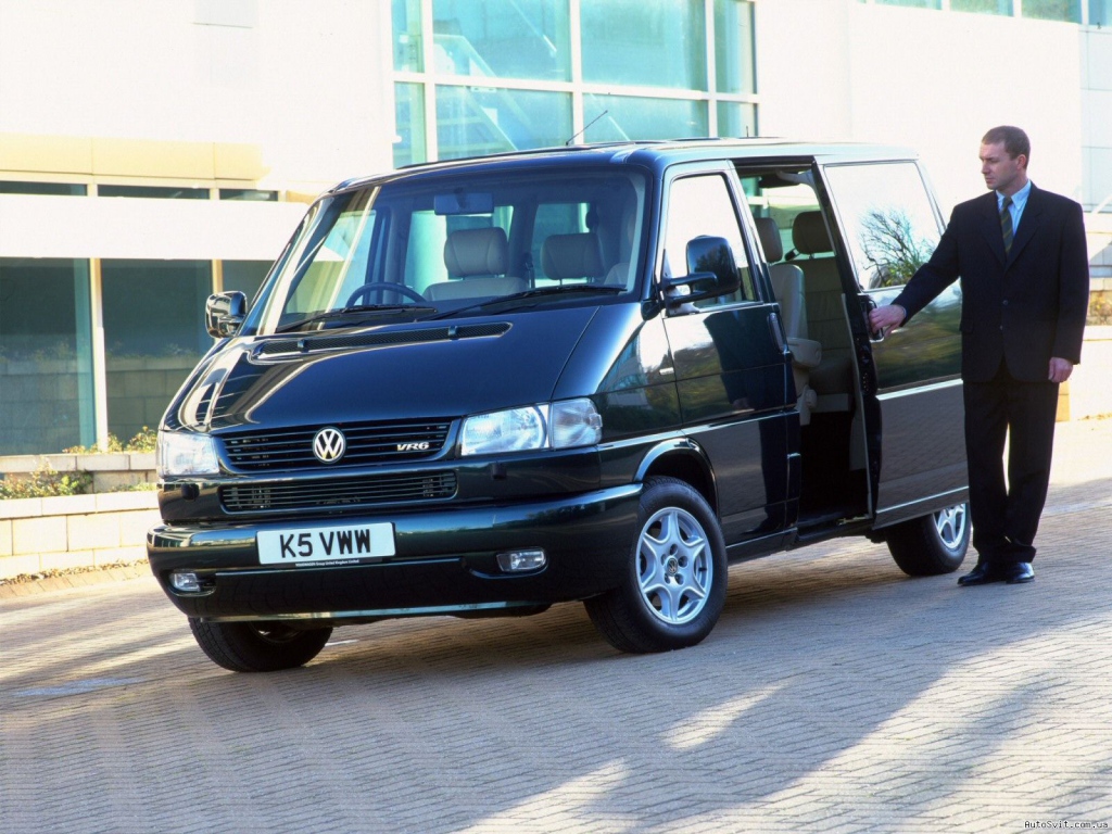 Красивый автомобиль Volkswagen Transporter