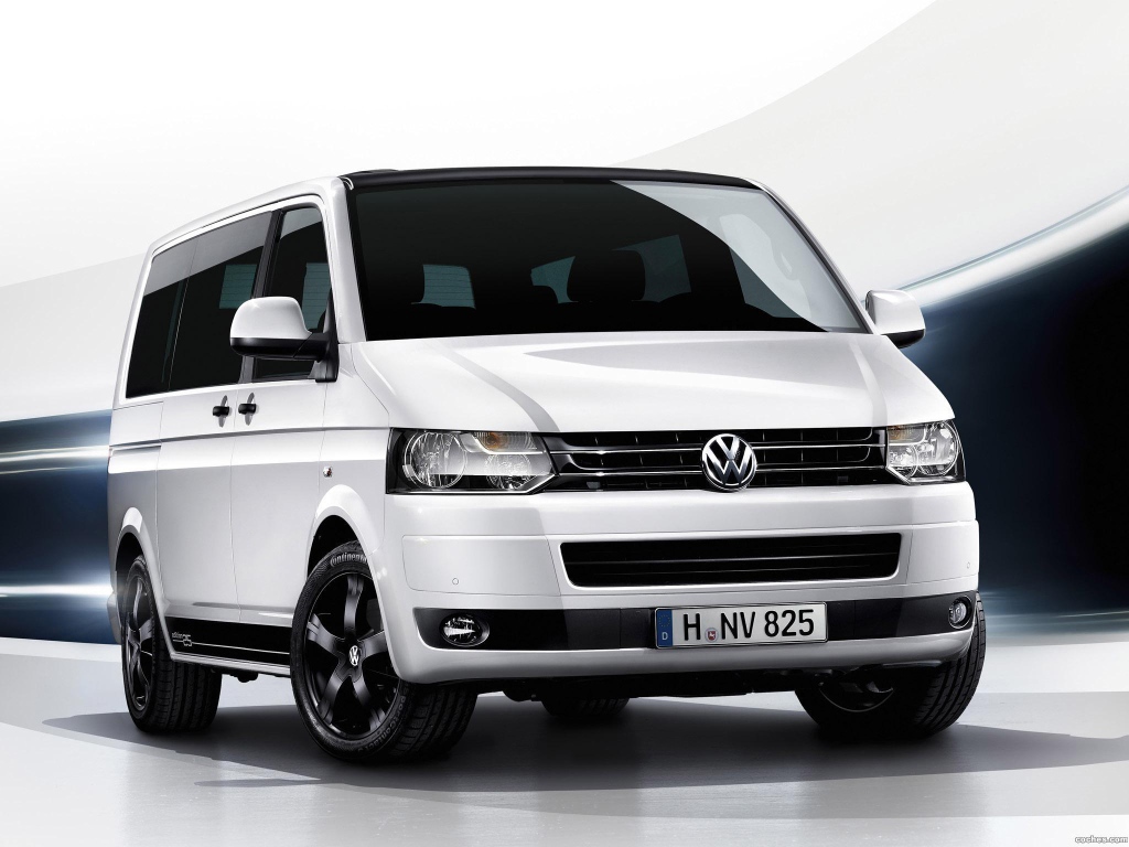 Красивый автомобиль Volkswagen Transporter в Москве