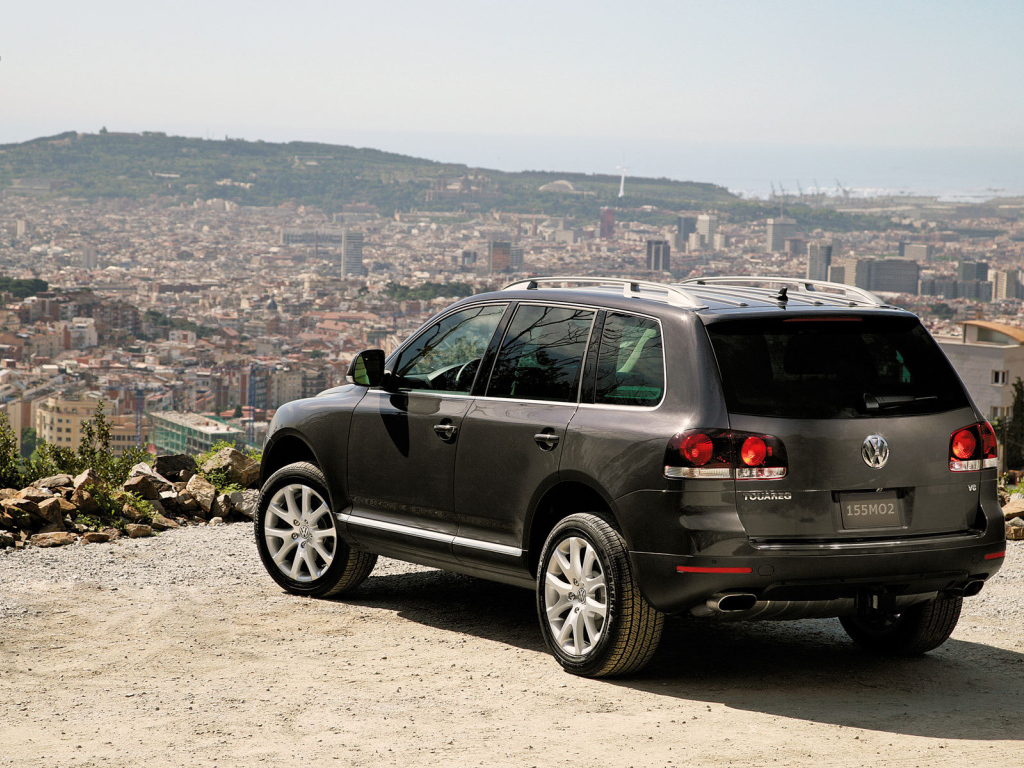 Автомобиль Volkswagen Touareg на дороге