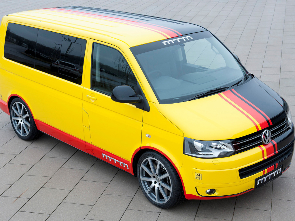 Автомобиль Volkswagen Transporter на дороге